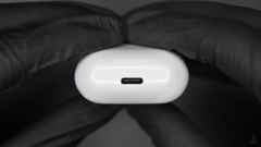 L'étui à AirPods modifié. (Source : Ken Pillonel via YouTube)