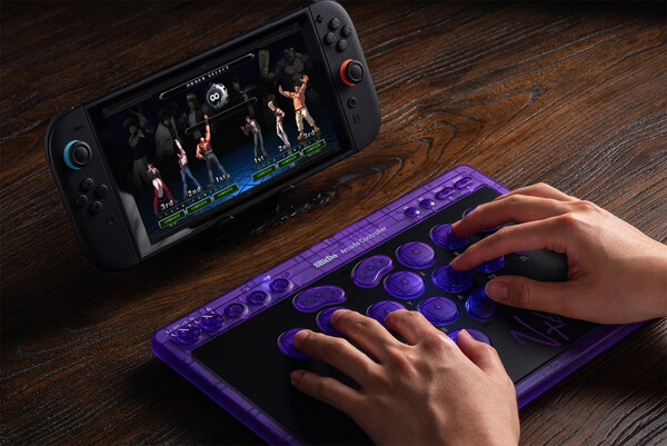La manette 8BitDo Arcade Controller Transparent Purple Edition est compatible avec la Nintendo Switch 2. (Image source : Nintendo)