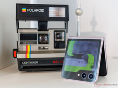 Le Galaxy Z Flip5 rivalise avec ses concurrents modernes en termes de surface d'écran. (Source de l'image : Notebookcheck)