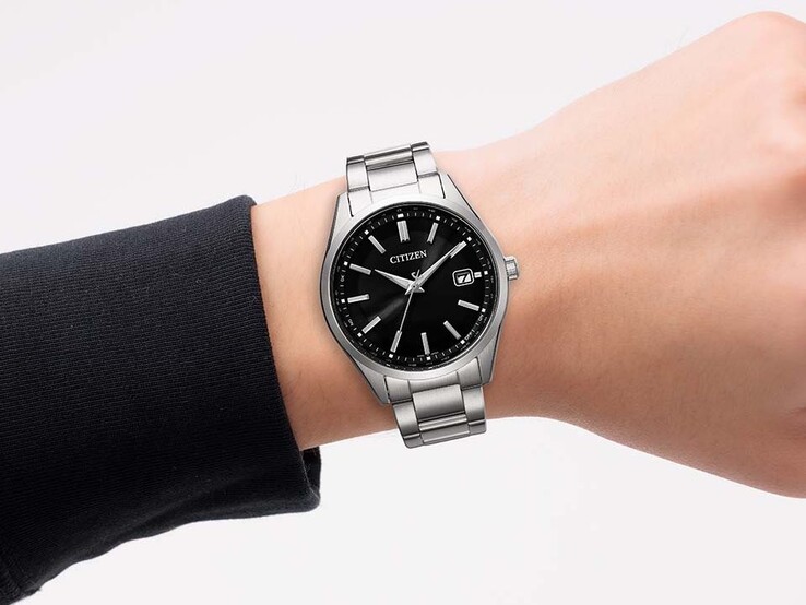 Une personne portant au poignet la montre Citizen-CB0300-53E à cadran noir.
