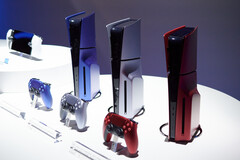 Les nouveaux designs de la Playstation 5 de Sony, y compris la manette. (Photo : Andreas Sebayang/Notebookcheck.com)