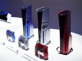Les nouveaux designs de la Playstation 5 de Sony, y compris la manette. (Photo : Andreas Sebayang/Notebookcheck.com)