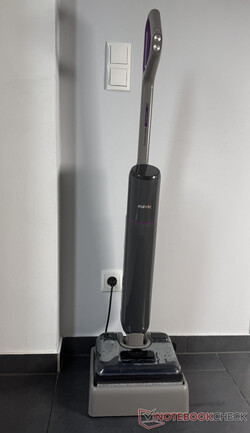 Eureka FloorShine 830 sur sa station de recharge et d'autonettoyage.