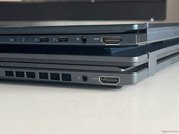 Zenbook Duo OLED (en bas) vs Zenbook 14 OLED (en haut)