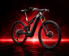 Le vélo électrique tout-terrain S-Works Turbo Levo R Ultralight offre un couple de 111 Nm et une puissance maximale de 850 W.