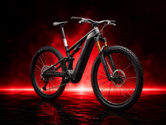 Le vélo électrique tout-terrain S-Works Turbo Levo R Ultralight offre un couple de 111 Nm et une puissance maximale de 850 W.
