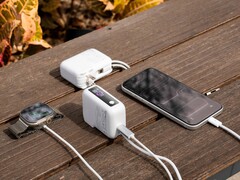 Le chargeur 3-en-1 de Lisen permet de recharger deux appareils à la fois (Source : Lisen)