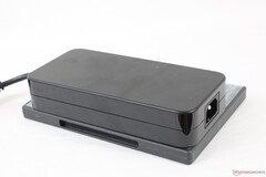 Les briques d&#039;alimentation externes pour ordinateurs portables sont de plus en plus encombrantes. Cet adaptateur MSI mesure 18 x 8,5 x 3,5 cm et pèse un peu moins de 1 kg