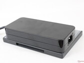 Les briques d'alimentation externes pour ordinateurs portables sont de plus en plus encombrantes. Cet adaptateur MSI mesure 18 x 8,5 x 3,5 cm et pèse un peu moins de 1 kg