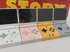 Le Miyoo Mini Flip dans les quatre couleurs proposées pour le lancement. (Source de l'image : u/TenLevels)