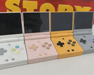 Le Miyoo Mini Flip dans les quatre couleurs proposées pour le lancement. (Source de l'image : u/TenLevels)