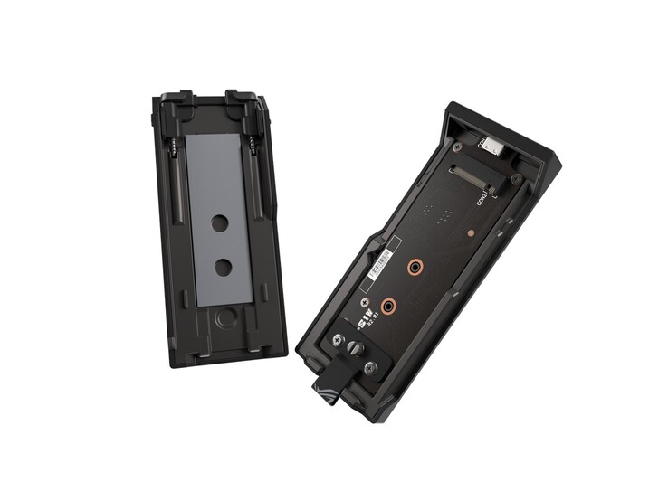 Le ROG Strix Aiolos d'Asus montre le coussin thermique interne et le connecteur M.2