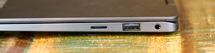 lecteur de carte microSD ; USB Type-A (3.2), prise casque 3,5 mm