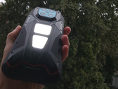 Le V Max Play avec ses lumières arrière allumées (image : Sergey Tarasov - Notebookcheck)
