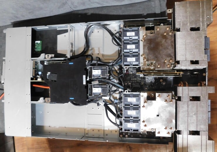 Le serveur d'IA Nvidia GH200 alimenté par Grace-Hopper avait connu des jours meilleurs lorsqu'il a été vendu. (Source de l'image : Reddit)