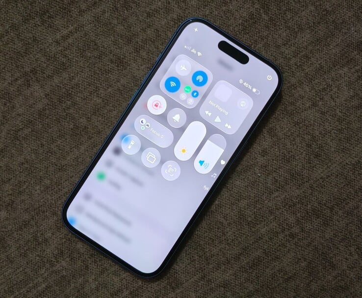 le centre de contrôle de l'iPhone sous iOS 26.2 montre des effets de transparence et des boutons mis à jour (Source de l'image : Yetnesh Dubey)