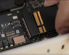 Le "SSD amovible" du Mac Studio n'est qu'un module de stockage brut avec contrôleur/ponts NAND. (Image Source : Max Tech sur YouTube)