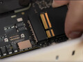 Le "SSD amovible" du Mac Studio n'est qu'un module de stockage brut avec contrôleur/ponts NAND. (Image Source : Max Tech sur YouTube)