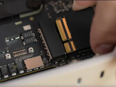 Le "SSD amovible" du Mac Studio n'est qu'un module de stockage brut avec contrôleur/ponts NAND. (Image Source : Max Tech sur YouTube)
