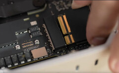 Le "SSD amovible" du Mac Studio n'est qu'un module de stockage brut avec contrôleur/ponts NAND. (Image Source : Max Tech sur YouTube)