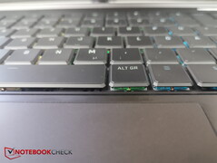 Éclairage RVB par touche. Ce clavier peut être très sensible aux miettes et à la poussière.