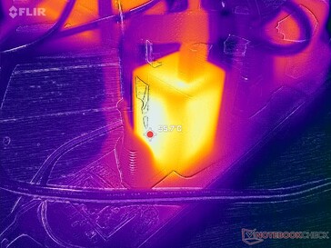 L'adaptateur CA atteint plus de 56°C lorsque les charges sont élevées