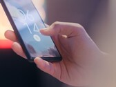 Une main tient un smartphone et le déverrouille à l'aide du capteur d'empreintes digitales situé sur l'écran de verrouillage.