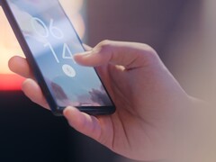 Une main tient un smartphone et le déverrouille à l'aide du capteur d'empreintes digitales situé sur l'écran de verrouillage.