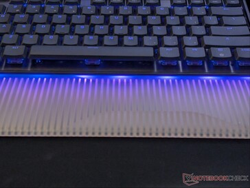 Des lumières RVB brillent à travers le tapis de souris en silicone dépoli.
