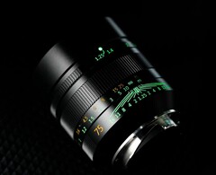 L'objectif 7Artisans 75 mm f/1,25 de deuxième génération est doté d'un lettrage phosphorescent. (Source de l'image : 7Artisans)