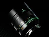 L'objectif 7Artisans 75 mm f/1,25 de deuxième génération est doté d'un lettrage phosphorescent. (Source de l'image : 7Artisans)