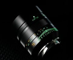 L'objectif 7Artisans 75 mm f/1,25 de deuxième génération est doté d'un lettrage phosphorescent. (Source de l'image : 7Artisans)