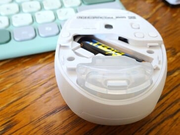 La fiole de parfum est munie d'un évent orienté vers l'arrière. (Source de l'image : Notebookcheck)