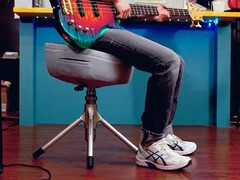 Le tabouret Throne X de Cooler Master vibre au rythme de la musique jouée ou de son métronome interne pour améliorer l'immersion musicale. (Source de l'image : Cooler Master)