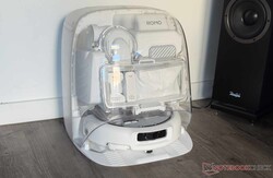 L’aspirateur robot attend dans sa station.