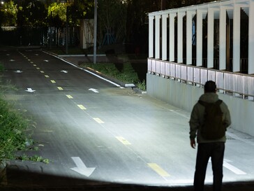 Le projecteur Olight ArkPro Ultra peut atteindre une portée maximale de 205 m (673 ft.).