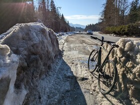 L'UB77 n'a pas été épargnée lors du test. Les pneus Zaffiro montés ont convaincu avec des réserves d'adhérence surprenantes, même sur des résidus de neige.