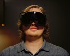 Un joueur portant un casque de réalité virtuelle Steam Frame