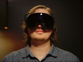 Un joueur portant un casque de réalité virtuelle Steam Frame