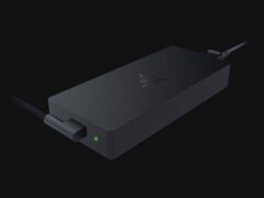 Razer a une longueur d'avance en ce qui concerne les adaptateurs secteur compacts de 330 W (Image source : Razer)