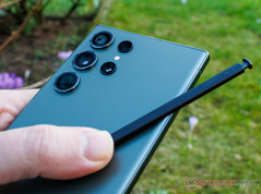 Le Galaxy S24 Ultra devrait être plus robuste que son prédécesseur grâce à un nouveau matériau pour le cadre central. (Source de l'image : NotebookCheck)