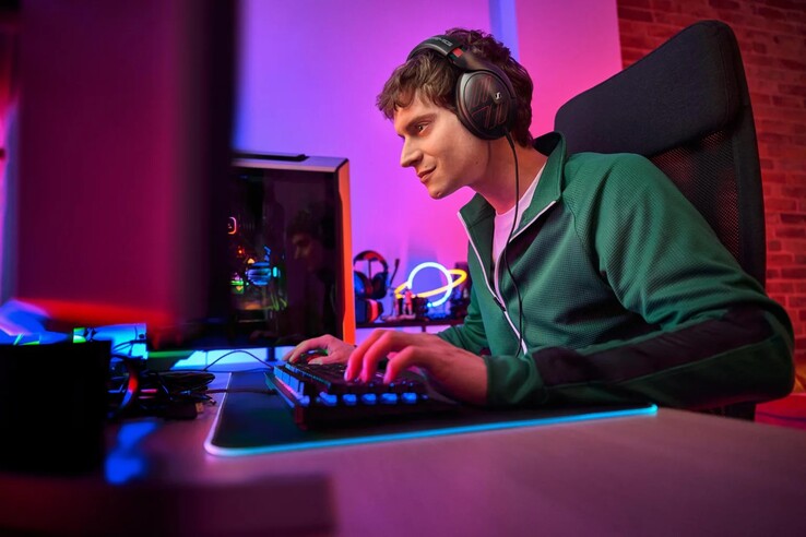 La nouvelle version du casque Sennheiser HD 620S présente des touches de rouge un peu partout. 