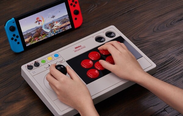 Le bâton d'arcade 8BitDo connecté à une Nintendo Switch. (Source de l'image : 8BitDo)