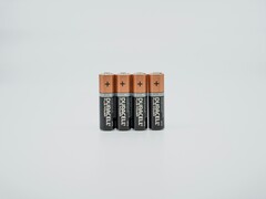 Des chercheurs chinois mettent au point une technologie révolutionnaire de rajeunissement des batteries, qui prolonge leur durée de vie de 600 %. Sur la photo : Un jeu de piles Duracell AA grand public. (Source de l'image : Claudio Schwarz, Unsplash)
