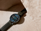 La smartwatch Amazfit Active Max, photographiée sur un fond de texture rocheuse. (Source de l'image : Amazfit)