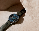 La smartwatch Amazfit Active Max, photographiée sur un fond de texture rocheuse. (Source de l'image : Amazfit)
