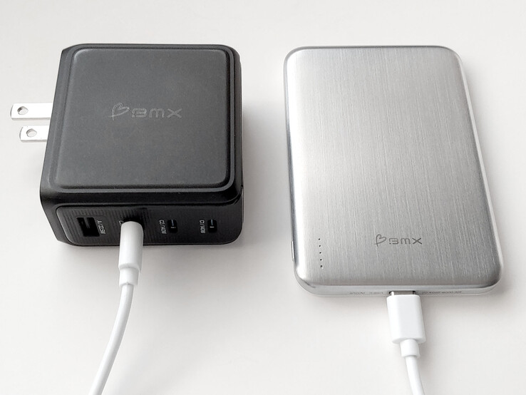 Chargeur USB BMX GaNSTA 140W avec la banque d'énergie BMX SolidSafe Air.