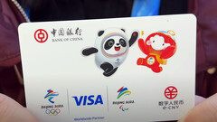 Portefeuille matériel en yuan numérique sous la forme d&#039;une carte VISA (image : WSJ/YouTube)