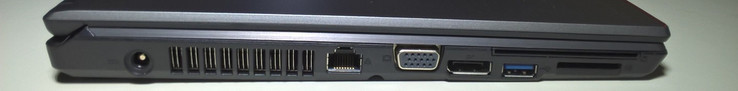 Côté gauche : entrée secteur, LAN, VGA, DisplayPort, USB 3.0, lecteur de carte SD, smartcard (via SD).