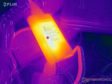 L'adaptateur secteur atteint 39 C après une heure de charge élevée